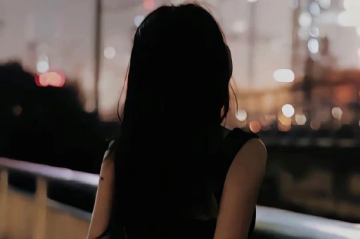 匿名爆料再掀波澜！瓜田寒姐漫画爆猛料：谁是‘甜妹系’小花？娱乐圈隐私边界再被挑战